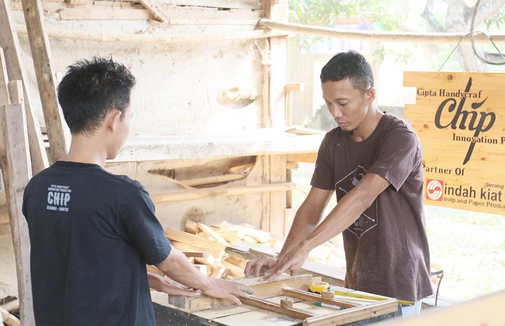 Suherman bersama timnya di CHIP mengolah kayu bekas menjadi cinderamata yang unik.